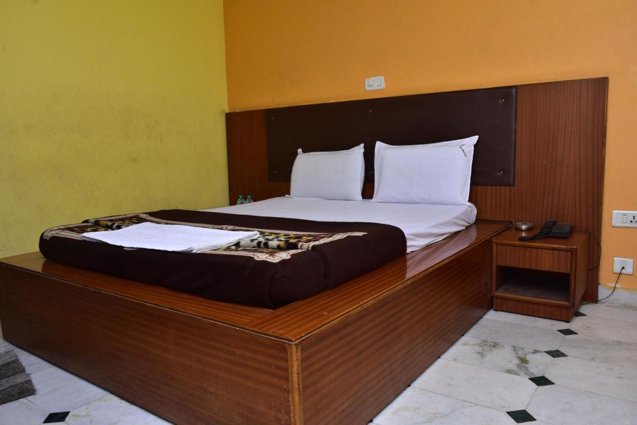 Hotel Mid East Haridaspur Exterior photo